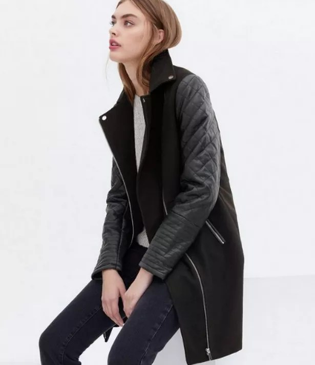 The double texture of the vegan leather completes the look of the ool